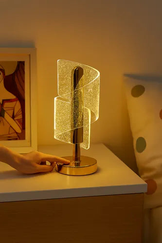 LÁMPARA MUSA DORADA